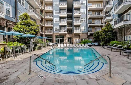Cherry Apartment | LUXE 1BD - 5 Min DT, Gym, Parking, W-D - Sleeps 6