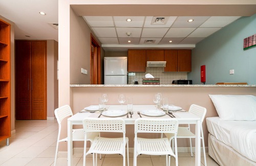 Dubai Apartment | ★Luxe 1BD Apt/Sleeps 4/Parking/Pool/Gym/★