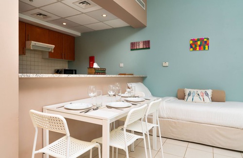 Dubai Apartment | ★Luxe 1BD Apt/Sleeps 4/Parking/Pool/Gym/★