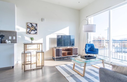 Butchertown Apartment | Luxe 1BR King *Free Garage Parking* | Pool + Gym B