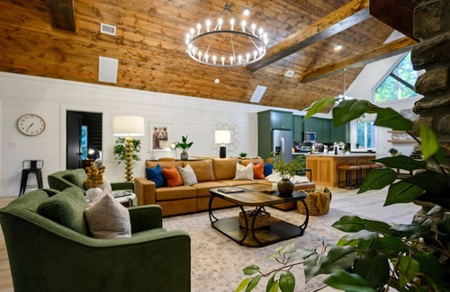 Broken Bow Cabin | Luxe 2 Bedroom W/Shuffleboard & Hot Tub & Convient Location