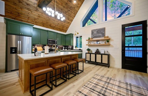 Broken Bow Cabin | Luxe 2 Bedroom W/Shuffleboard & Hot Tub & Convient Location