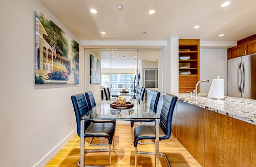 Downtown Seattle Condo | Luxe 21st-floor condo in the heart of downtown with pool, hot tub & gym