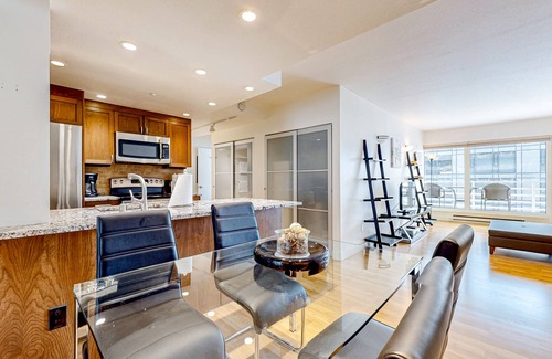 Downtown Seattle Condo | Luxe 21st-floor condo in the heart of downtown with pool, hot tub & gym