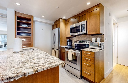 Downtown Seattle Condo | Luxe 21st-floor condo in the heart of downtown with pool, hot tub & gym