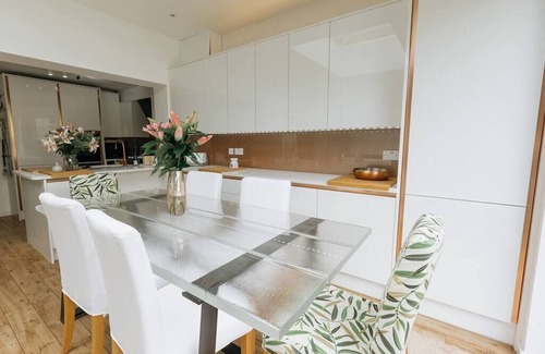 Harrogate House | Luxe 3 Bed property with beautiful garden room.