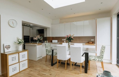 Harrogate House | Luxe 3 Bed property with beautiful garden room.