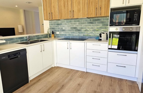 Gowrie House | LUXE 3 bedroom 2 1/2 bath Townhouse, Parking, WIFI, Garage, Outdoor area