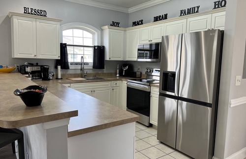 Central Myrtle Beach Condo | Luxe 3BR Golf Villa Pet-Friendly 5 Mins to Beach Sleeps 8