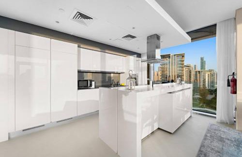 Dubai Apartment | Luxe 5BR Retreat Stunning Eye of Dubai Views in Prime Bluewaters