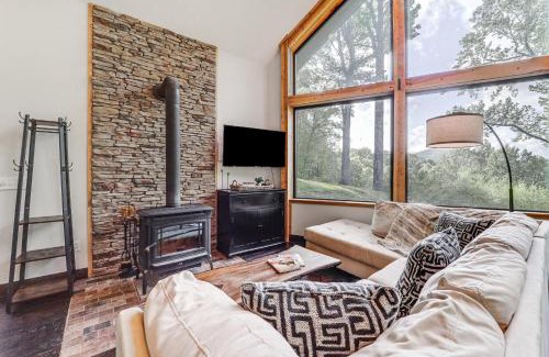 Warrensville House | Luxe Appalachian Mountain Cabin with Hot Tub, Views