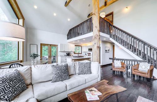 Warrensville House | Luxe Appalachian Mountain Cabin with Hot Tub, Views