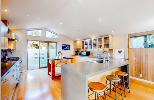 Sea Ranch House | Luxe architectural gem on the oceanfront bluffs with hot tub & gorgeous design