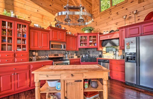 Mineral Bluff House | Luxe Cabin | Hot Tub, Deck, Views, Near Blue Ridge