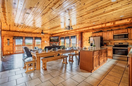 Pigeon Forge Cabin | Luxe Cabin | Pool | Theatre & Games