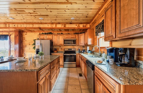 Pigeon Forge Cabin | Luxe Cabin | Pool | Theatre & Games