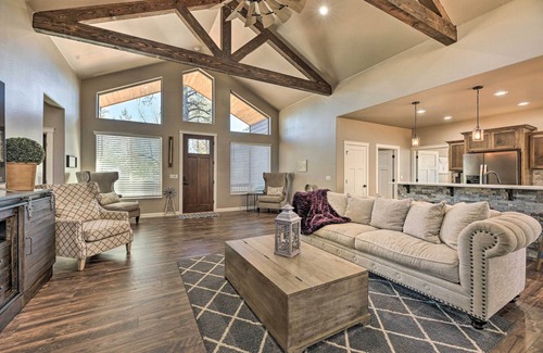 Show Low Cabin | Luxe Cabin w/Deck & Fenced Yard in Lakeside!