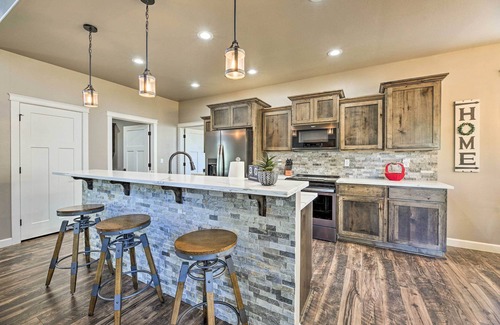 Show Low Cabin | Luxe Cabin w/Deck & Fenced Yard in Lakeside!