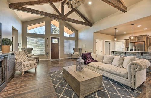 Show Low House | Luxe Cabin with Deck and Fenced Yard in Lakeside!