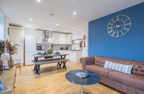Cambridge Apartment | Luxe Cambridge Station Flat with Terrace