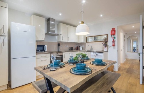 Cambridge Apartment | Luxe Cambridge Station Flat with Terrace