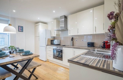 Cambridge Apartment | Luxe Cambridge Station Flat with Terrace