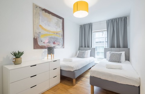 Cambridge Apartment | Luxe Cambridge Station Flat with Terrace