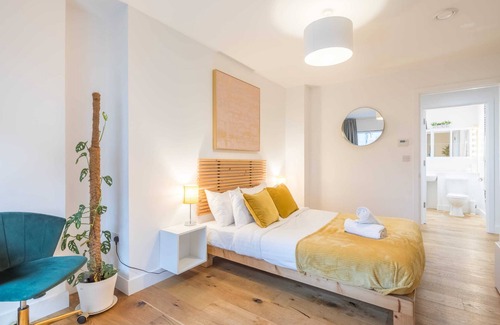 Cambridge Apartment | Luxe Cambridge Station Flat with Terrace