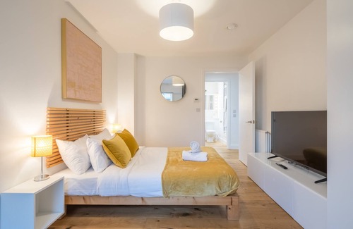Cambridge Apartment | Luxe Cambridge Station Flat with Terrace
