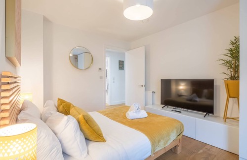 Cambridge Apartment | Luxe Cambridge Station Flat with Terrace
