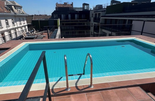 Terezvaros Apartment | Luxe CENTRAL Studio with POOL, GARAGE & AC