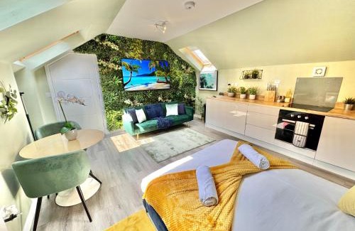 Bournemouth City Centre Apartment | Luxe Chic Retreat - Tropical Vibes & Skylight Serenity - WiFi - Large Smart TV - Minutes Walk to Town and Beach - Sleeps 3