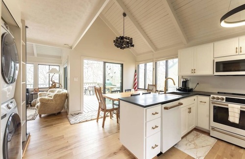 Treeloft House | Luxe Cliff House Retreat: Nestled in Nature
