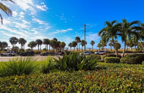 Siesta Key Condo | Luxe Coastal with beach view