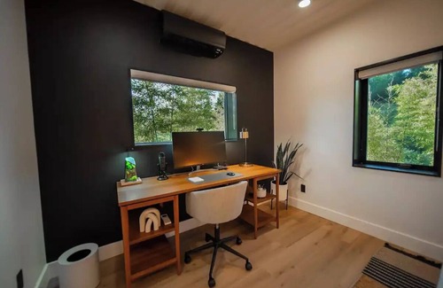 Oregon City House | Luxe Container Getaway with View