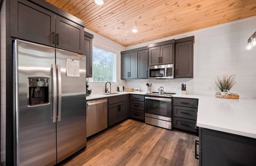 Hochatown House | Luxe Creekside Cabin | Game Room, Playset