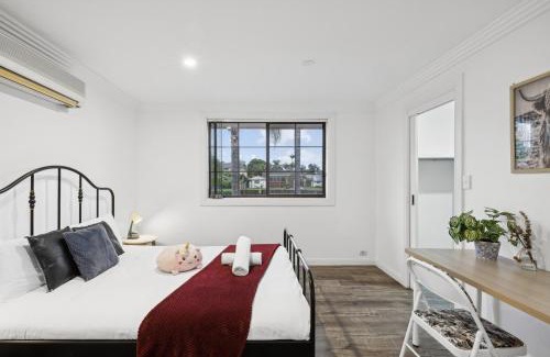 Glenfield House | Luxe Double Ensuite Room - Centrally Located at Glenfield