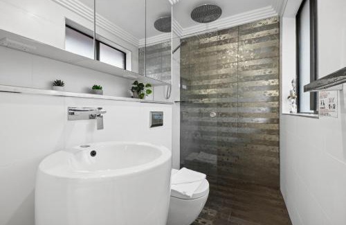 Glenfield House | Luxe Double Ensuite Room - Centrally Located at Glenfield