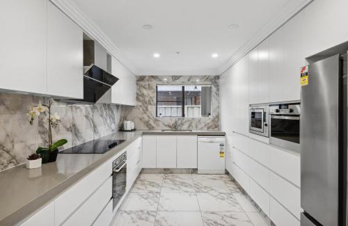 Glenfield House | Luxe Double Ensuite Room - Centrally Located at Glenfield