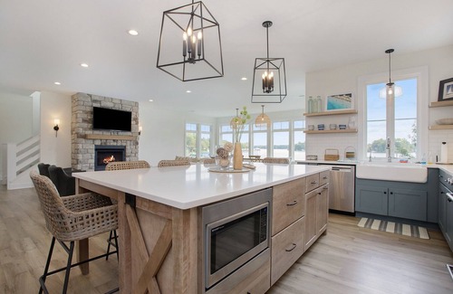 Sister Lakes House | LUXE Family Waterfront Retreat on Magician Lake - Brand New in 2022!