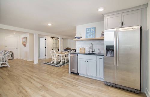 Sister Lakes House | LUXE Family Waterfront Retreat on Magician Lake - Brand New in 2022!