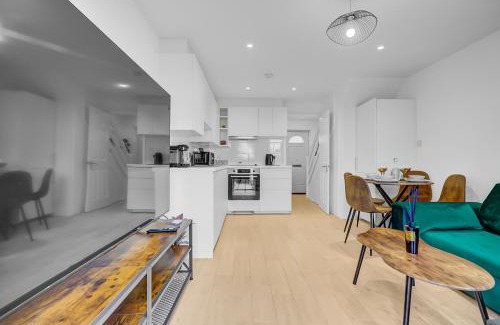 Whitechapel Apartment | LUXE Garden House Prime Location W Private Parking