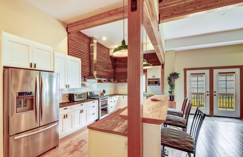 Skykomish Cabin | Luxe historic lodge w/spa in heart of Cascades