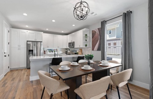 University Hills and Windsor Park House | Luxe Home! Sleeps 12+! Great for ACl, F1, + More!