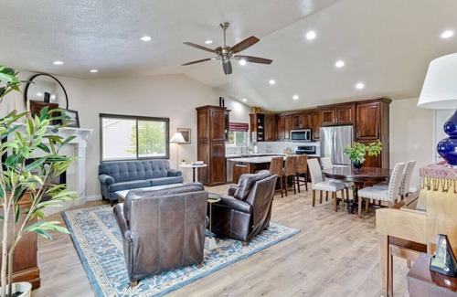 Orem House | Luxe Hot Tub Haven | Free Massage | EV Charger | Hot Tub