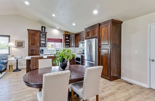 Orem House | Luxe Hot Tub Haven | Free Massage | EV Charger | Hot Tub