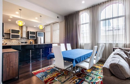Downtown Louisville Condo | Luxe Louisville Condo! King BR~1 Block from YUM Center