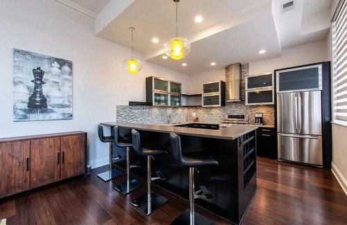 Downtown Louisville Condo | Luxe Louisville Condo! King BR~1 Block from YUM Center