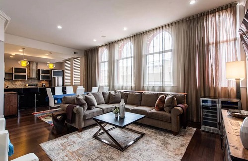 Downtown Louisville Condo | Luxe Louisville Condo! King BR~1 Block from YUM Center