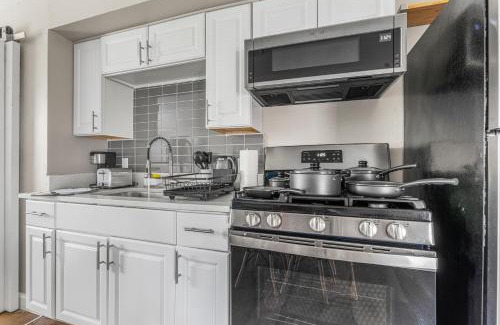 Detroit - Shoreway Apartment | Luxe Mattresses Pet Friendly Free Prkng WiFi